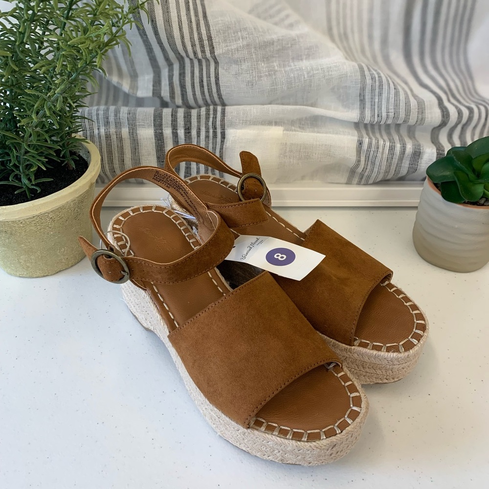 NWT Universal Thread women’s sandals size 8